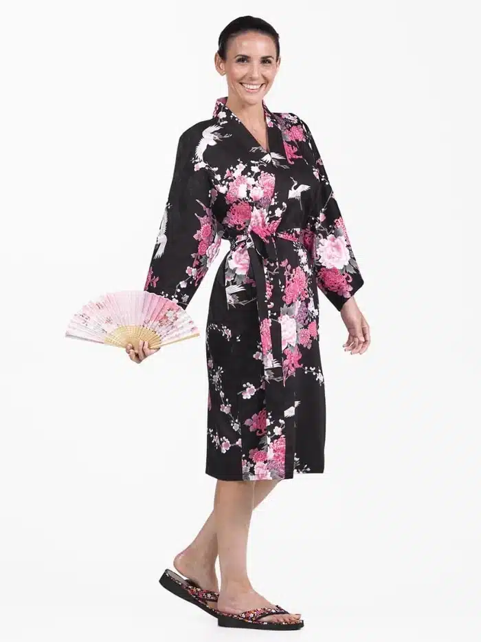 Kimono japonais court Femme Noir Grue Fleurs face