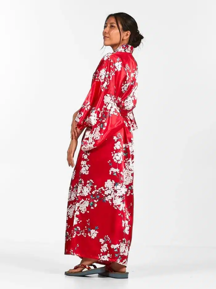 Kimono Japonais Femme rouge fleurs sakura dos