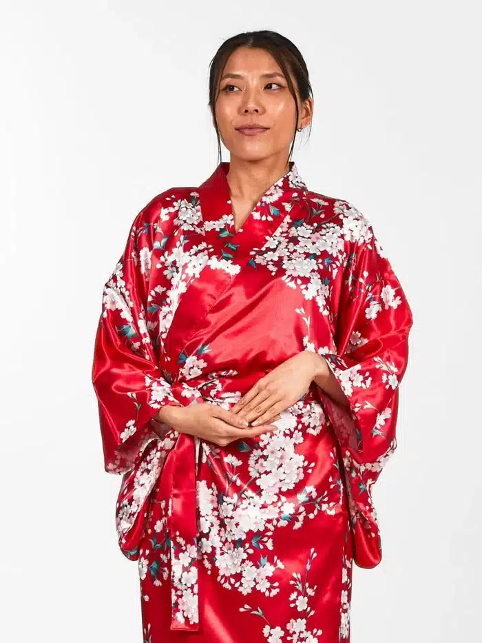 Kimono Japonais Femme rouge fleurs sakura focus
