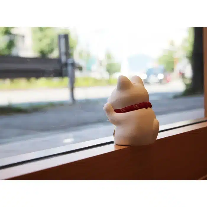 Maneki-neko blanc en céramique 11 cm – Image 3